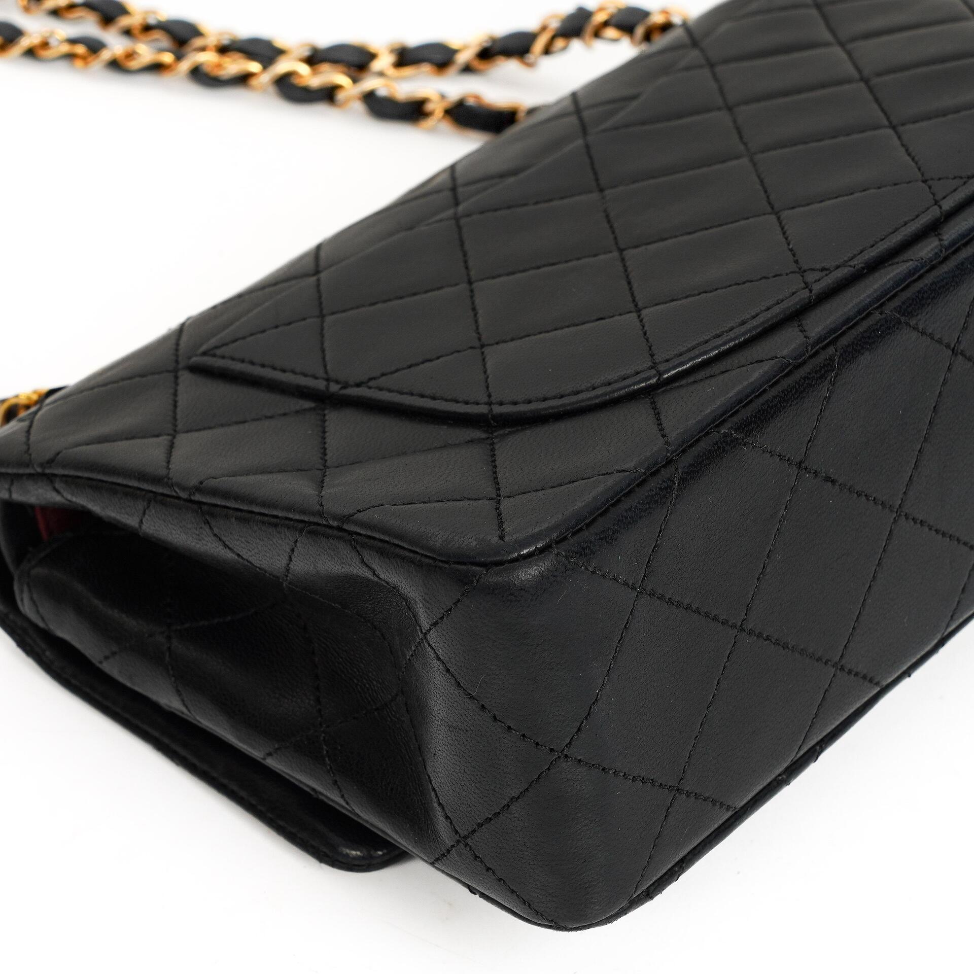 Chanel Small Classic Double Flap Bag aus schwarzem gestepptem Lammleder mit 24K vergoldeten Beschlägen