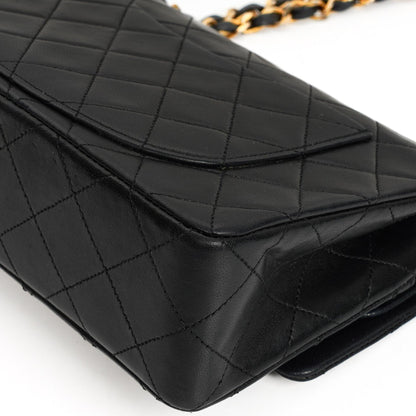 Chanel Small Classic Double Flap Bag aus schwarzem gestepptem Lammleder mit 24K vergoldeten Beschlägen