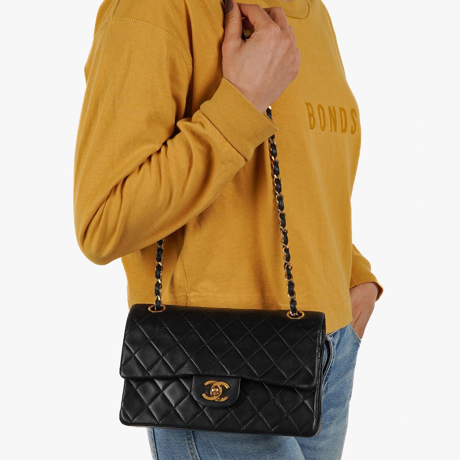 Chanel Small Classic Double Flap Bag aus schwarzem gestepptem Lammleder mit 24K vergoldeten Beschlägen