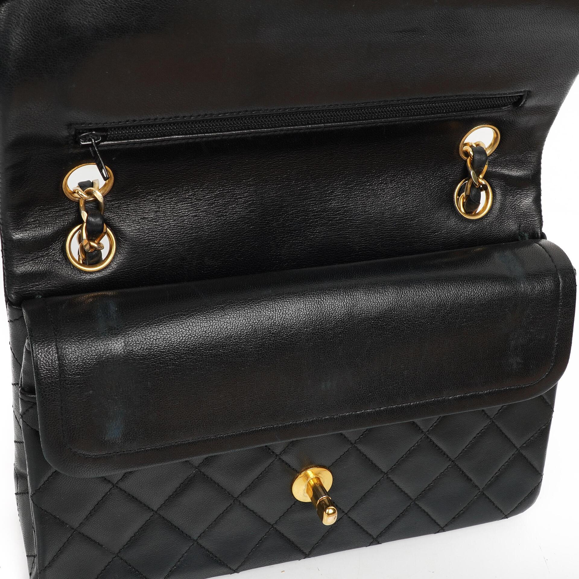 Chanel Small Classic Double Flap Bag aus schwarzem gestepptem Lammleder mit 24K vergoldeten Beschlägen