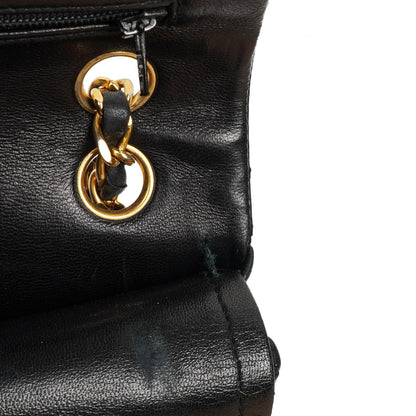 Chanel Small Classic Double Flap Bag aus schwarzem gestepptem Lammleder mit 24K vergoldeten Beschlägen