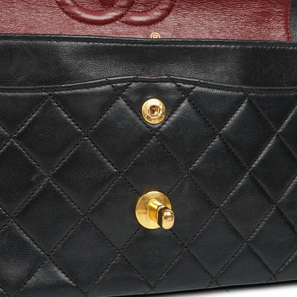 Chanel Small Classic Double Flap Bag aus schwarzem gestepptem Lammleder mit 24K vergoldeten Beschlägen