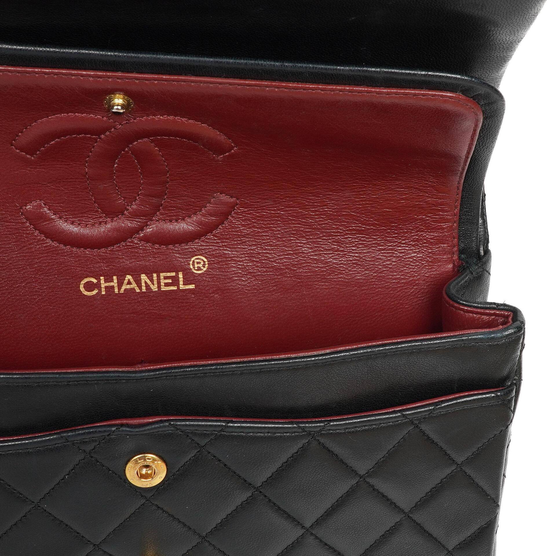 Chanel Small Classic Double Flap Bag aus schwarzem gestepptem Lammleder mit 24K vergoldeten Beschlägen