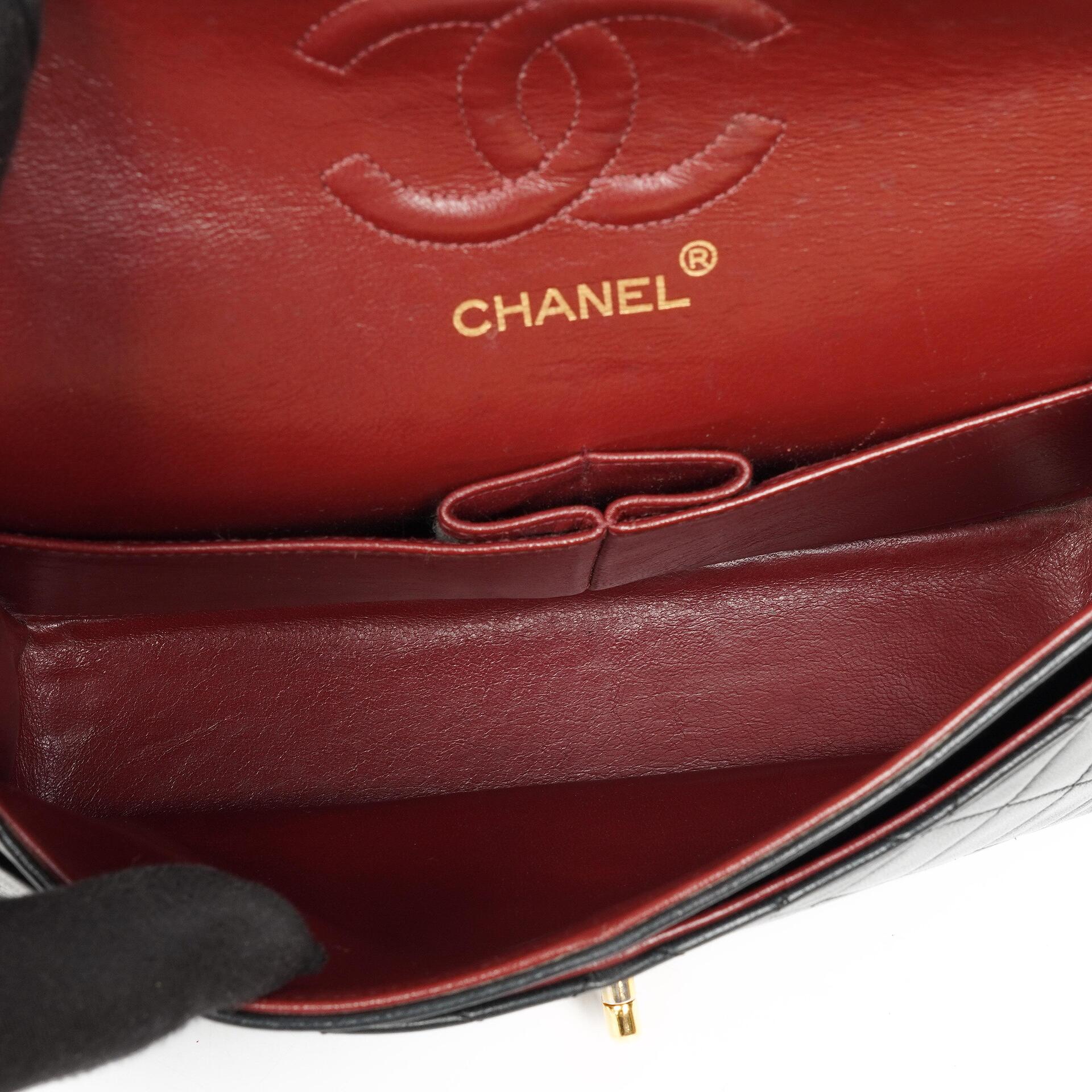 Chanel Small Classic Double Flap Bag aus schwarzem gestepptem Lammleder mit 24K vergoldeten Beschlägen
