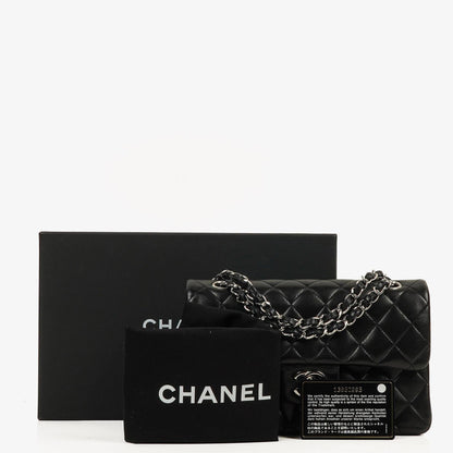 Chanel Classic Double Flap Tasche Small aus schwarzem gestepptem Lammleder mit silberfarbener Hardware