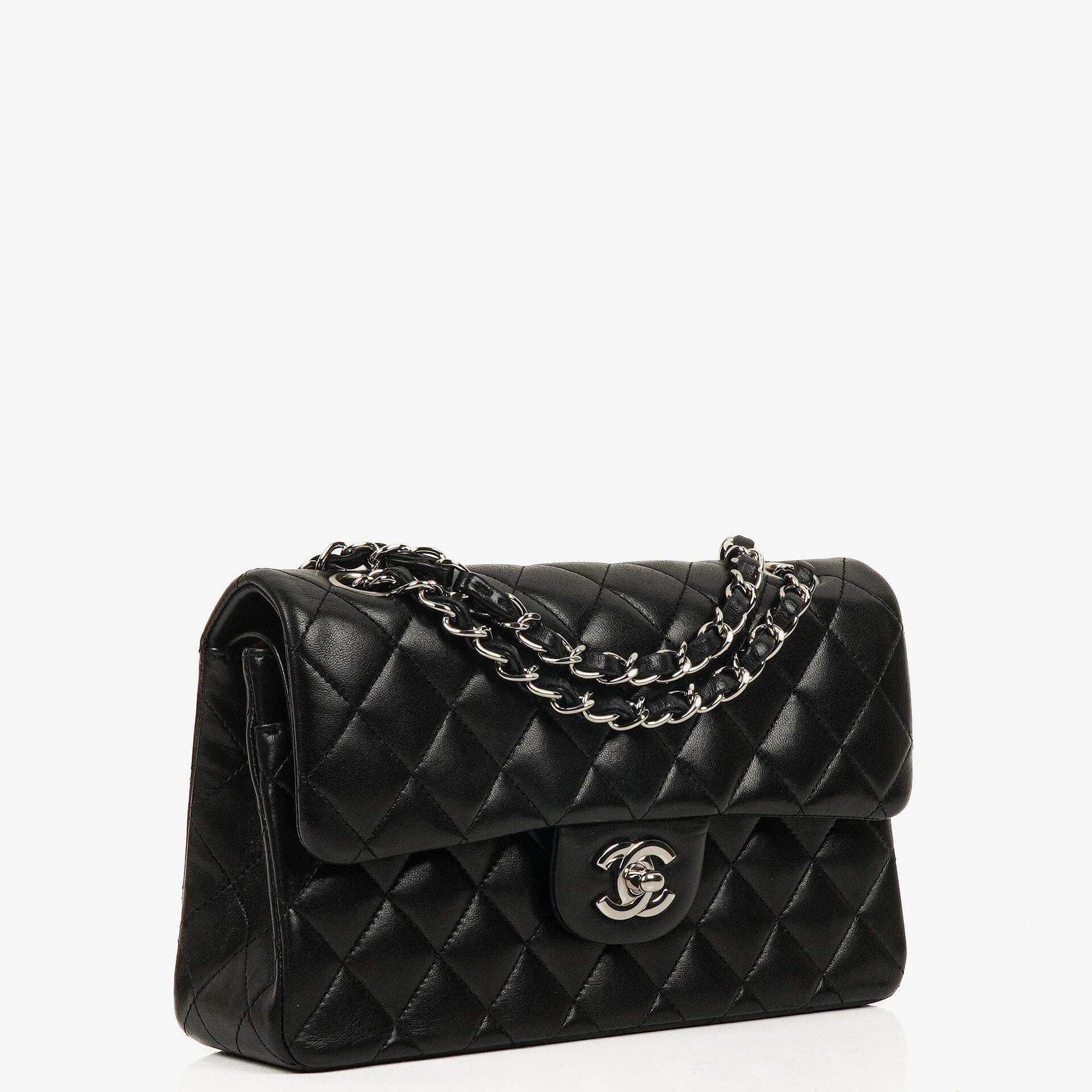 Chanel Classic Double Flap Tasche Small aus schwarzem gestepptem Lammleder mit silberfarbener Hardware