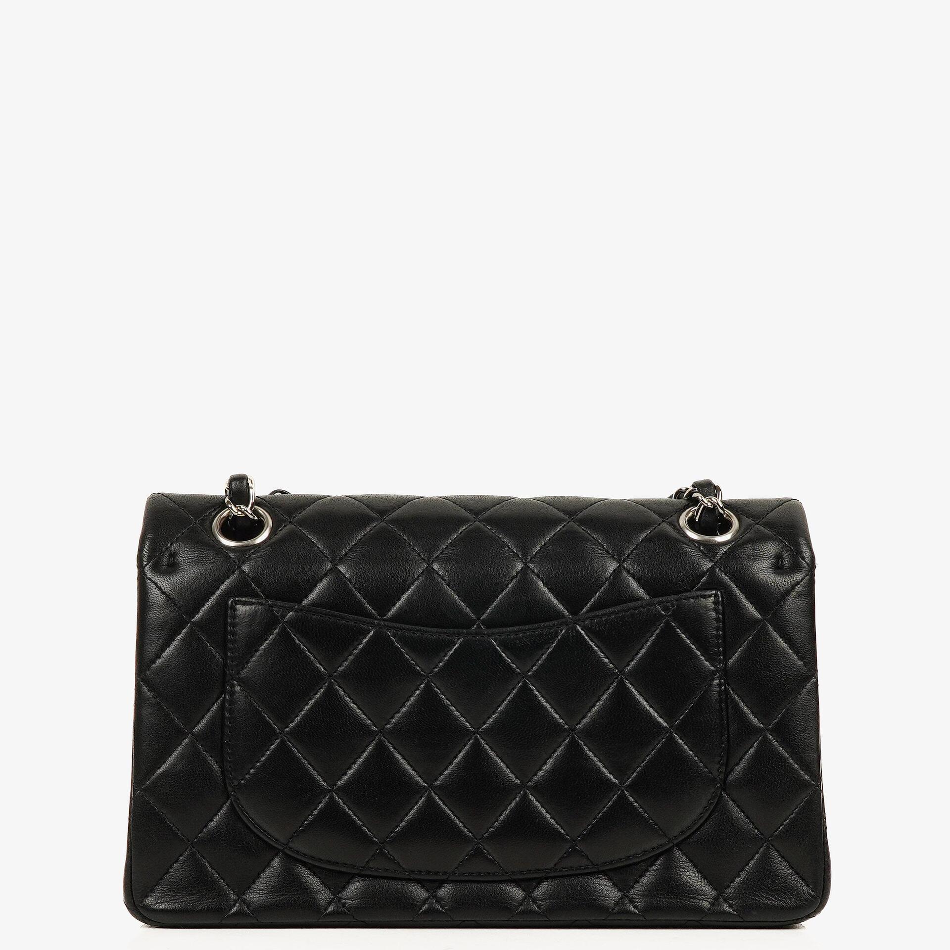 Chanel Classic Double Flap Tasche Small aus schwarzem gestepptem Lammleder mit silberfarbener Hardware