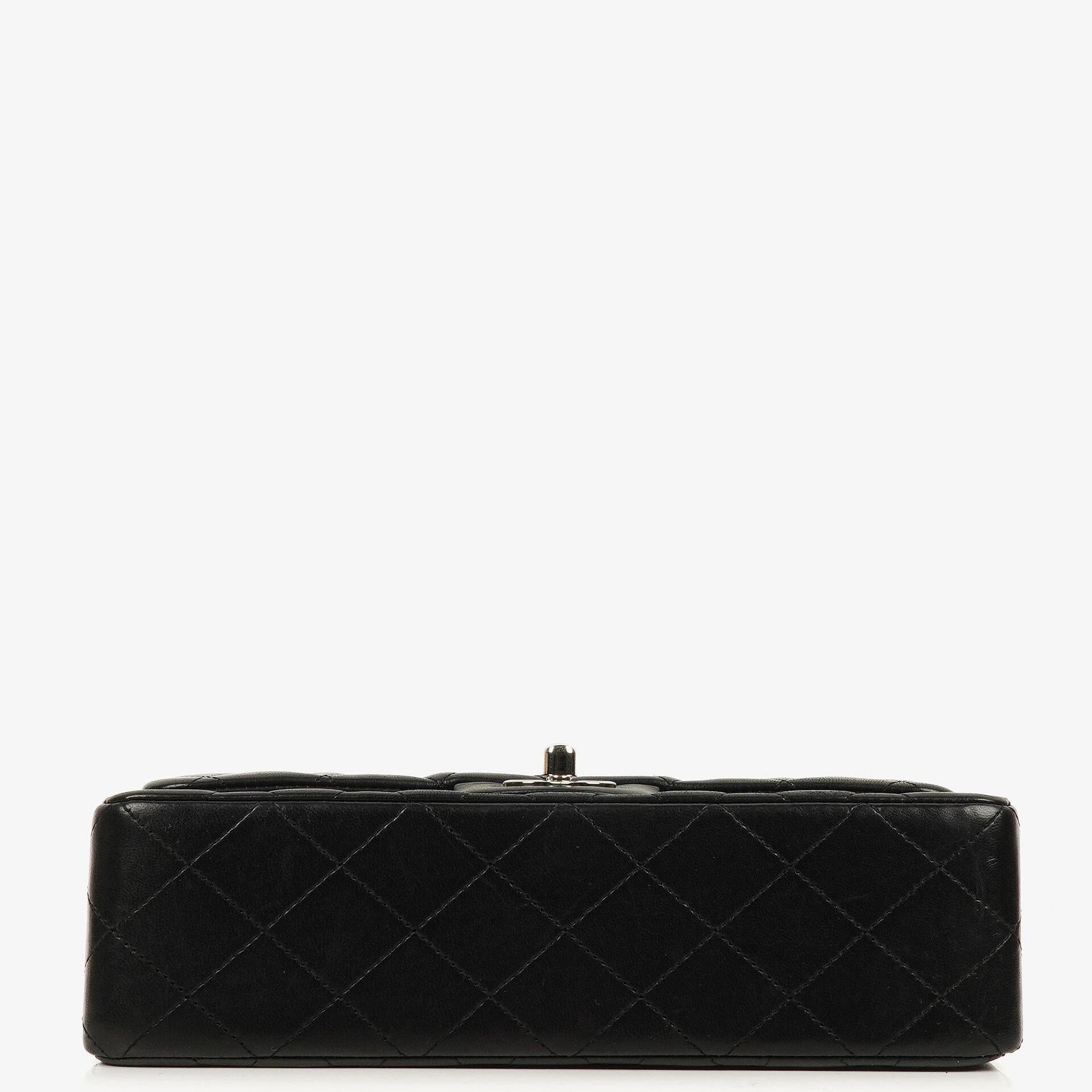 Chanel Classic Double Flap Tasche Small aus schwarzem gestepptem Lammleder mit silberfarbener Hardware