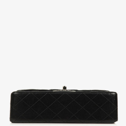 Chanel Classic Double Flap Tasche Small aus schwarzem gestepptem Lammleder mit silberfarbener Hardware