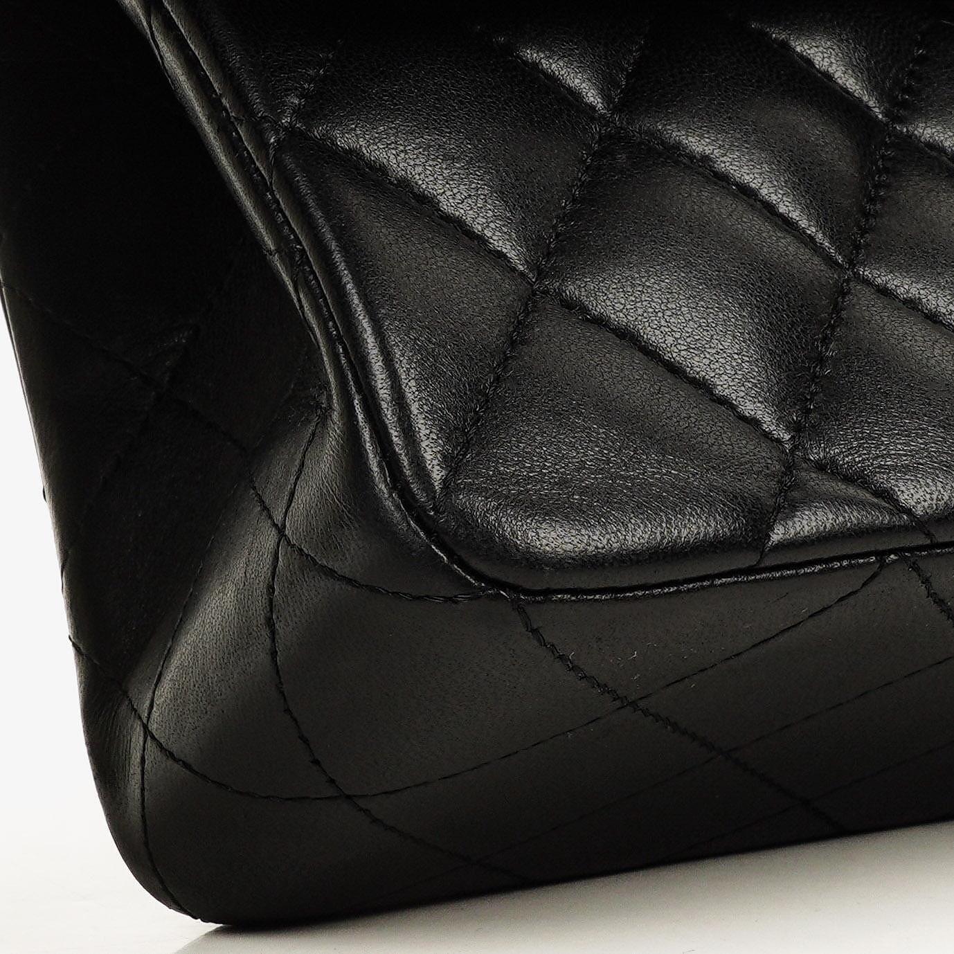 Chanel Classic Double Flap Tasche Small aus schwarzem gestepptem Lammleder mit silberfarbener Hardware