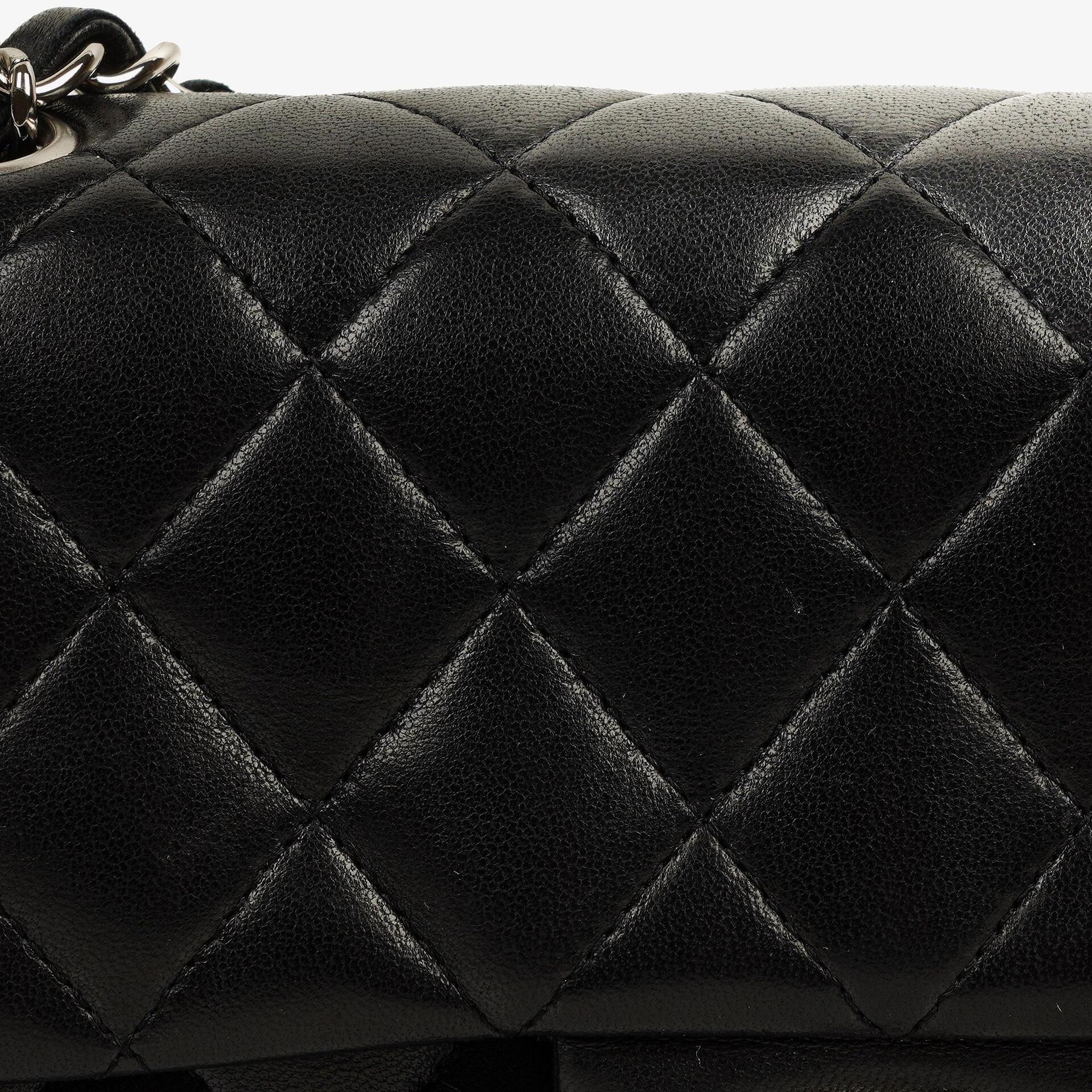 Chanel Classic Double Flap Tasche Small aus schwarzem gestepptem Lammleder mit silberfarbener Hardware