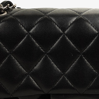 Chanel Classic Double Flap Tasche Small aus schwarzem gestepptem Lammleder mit silberfarbener Hardware