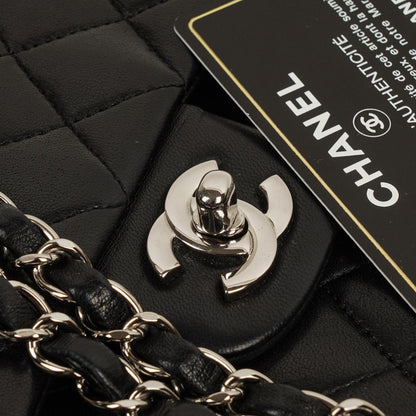 Chanel Classic Double Flap Tasche Small aus schwarzem gestepptem Lammleder mit silberfarbener Hardware
