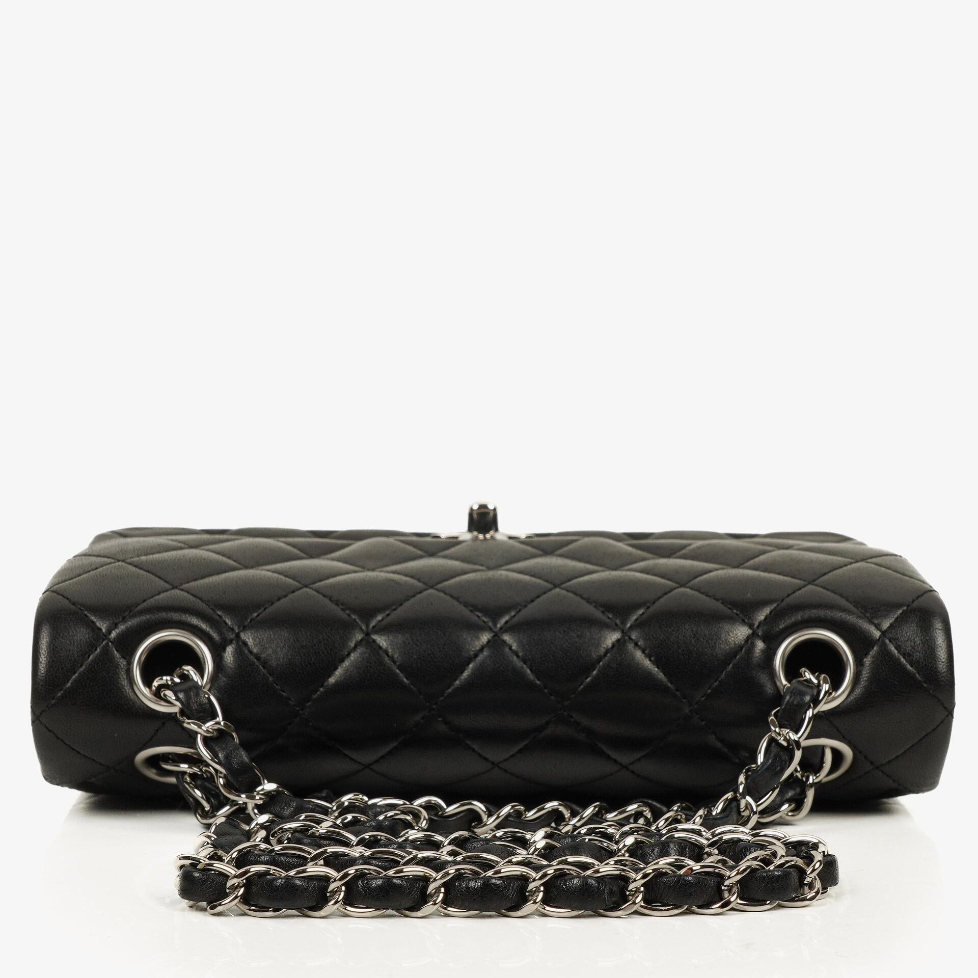 Chanel Classic Double Flap Tasche Small aus schwarzem gestepptem Lammleder mit silberfarbener Hardware