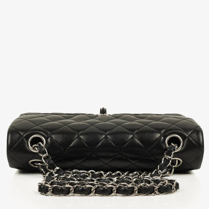 Chanel Classic Double Flap Tasche Small aus schwarzem gestepptem Lammleder mit silberfarbener Hardware