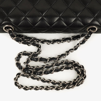 Chanel Classic Double Flap Tasche Small aus schwarzem gestepptem Lammleder mit silberfarbener Hardware