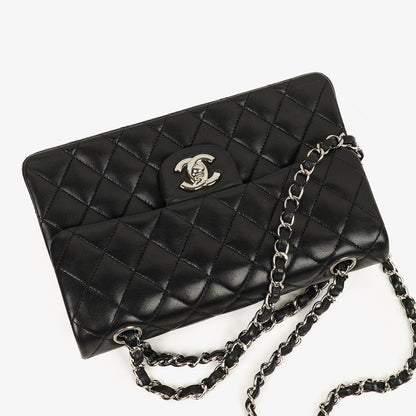 Chanel Classic Double Flap Tasche Small aus schwarzem gestepptem Lammleder mit silberfarbener Hardware