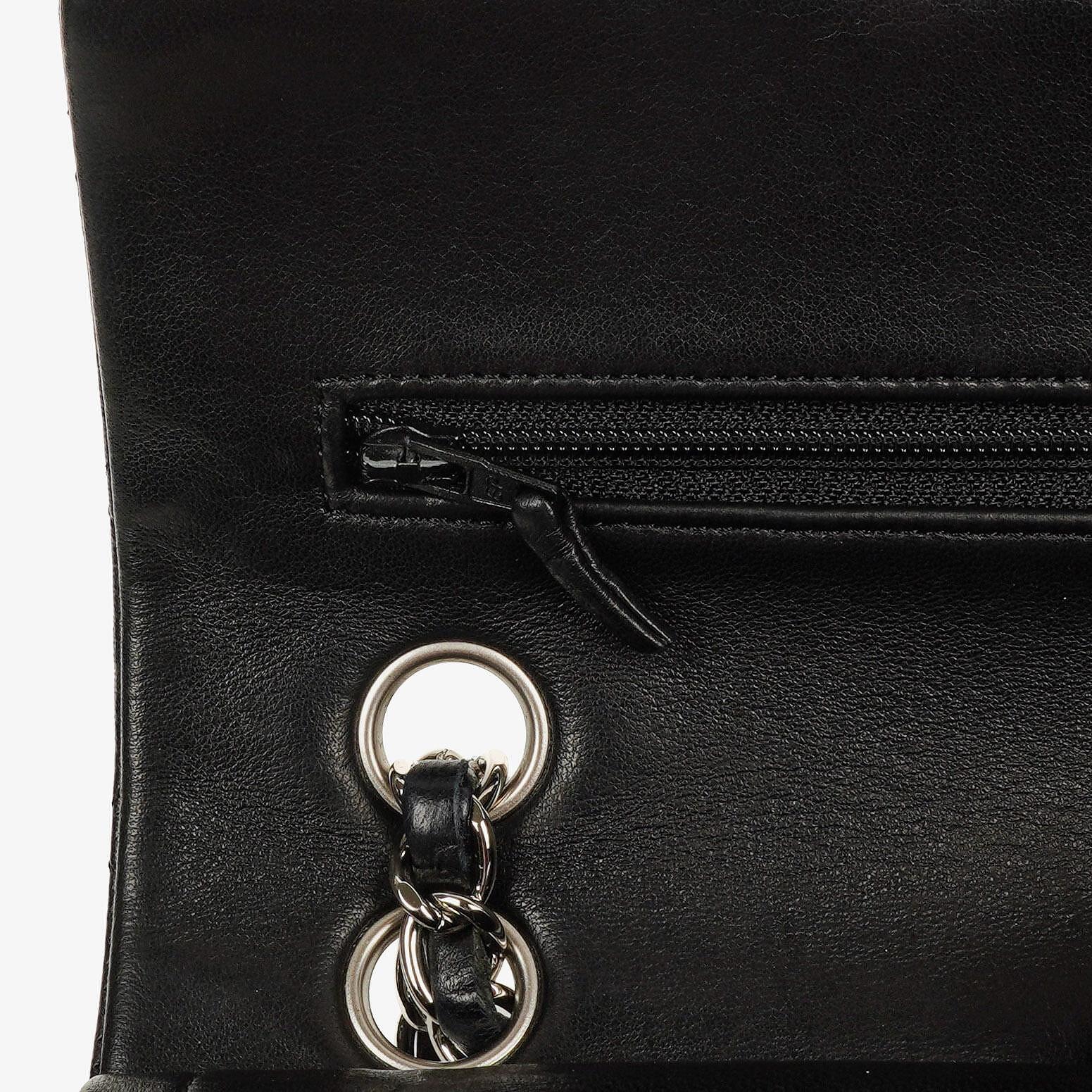 Chanel Classic Double Flap Tasche Small aus schwarzem gestepptem Lammleder mit silberfarbener Hardware