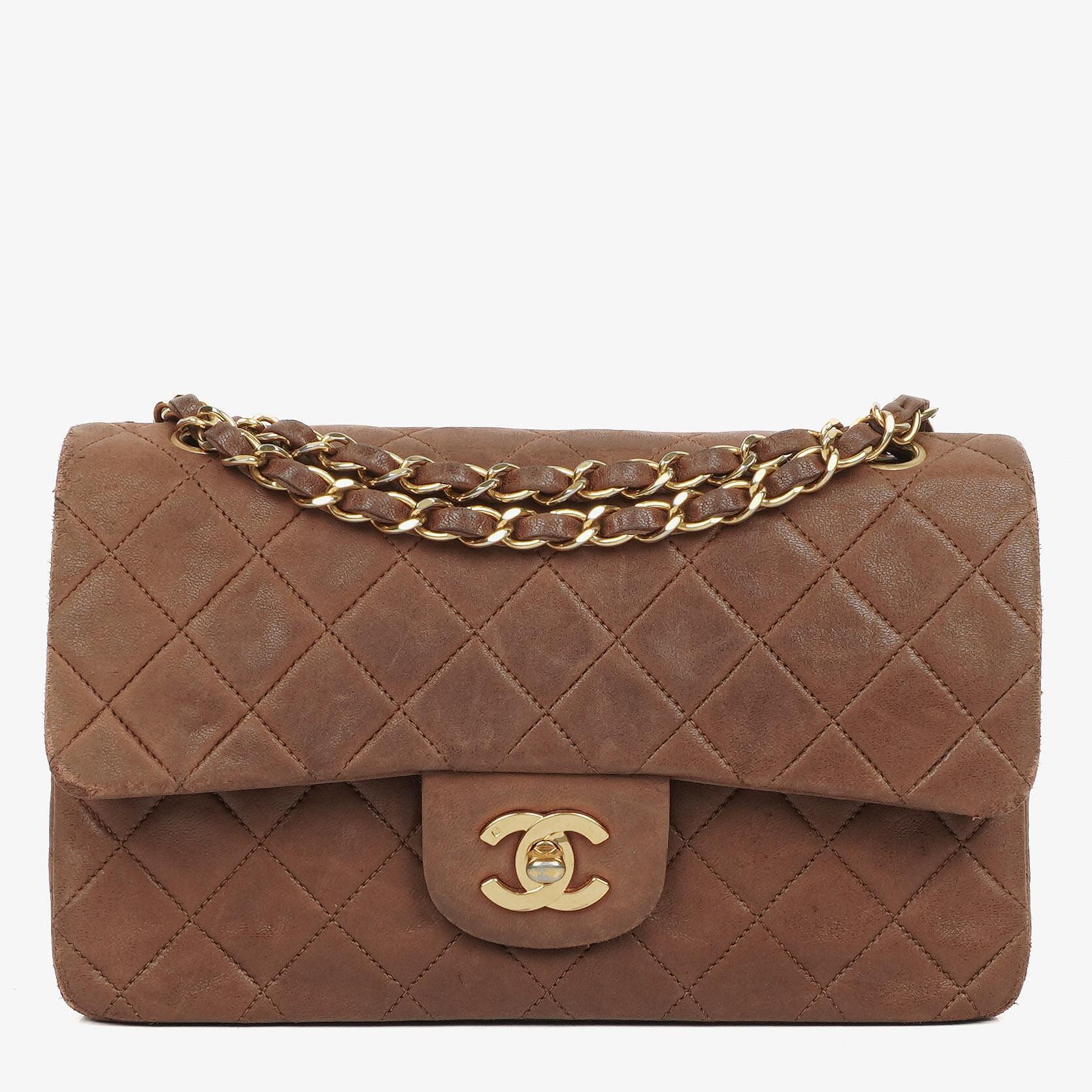 Chanel Kleine Classic Double Flap Bag aus braunem gestepptem Lammleder mit 24K vergoldeten Beschlägen