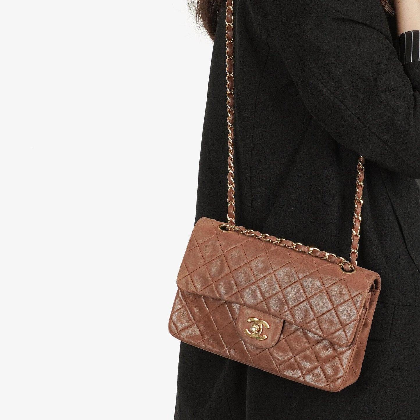 Chanel Kleine Classic Double Flap Bag aus braunem gestepptem Lammleder mit 24K vergoldeten Beschlägen