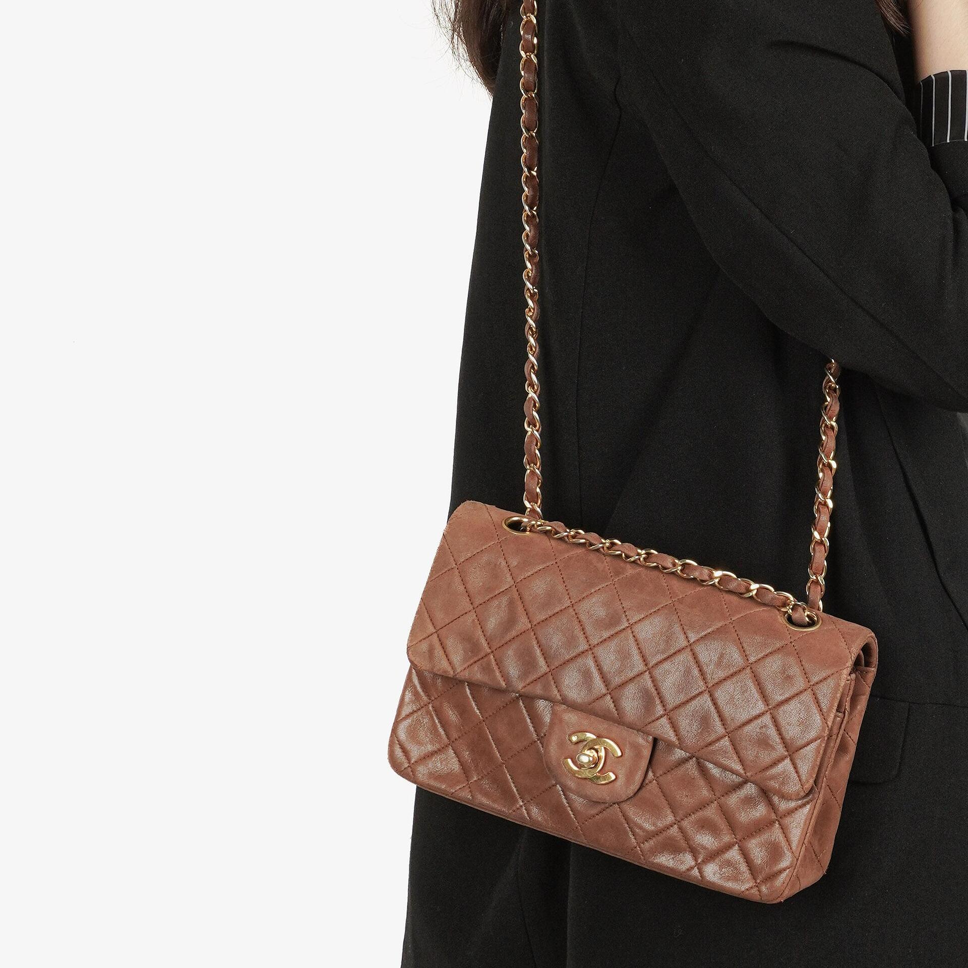 Chanel Kleine Classic Double Flap Bag aus braunem gestepptem Lammleder mit 24K vergoldeten Beschlägen