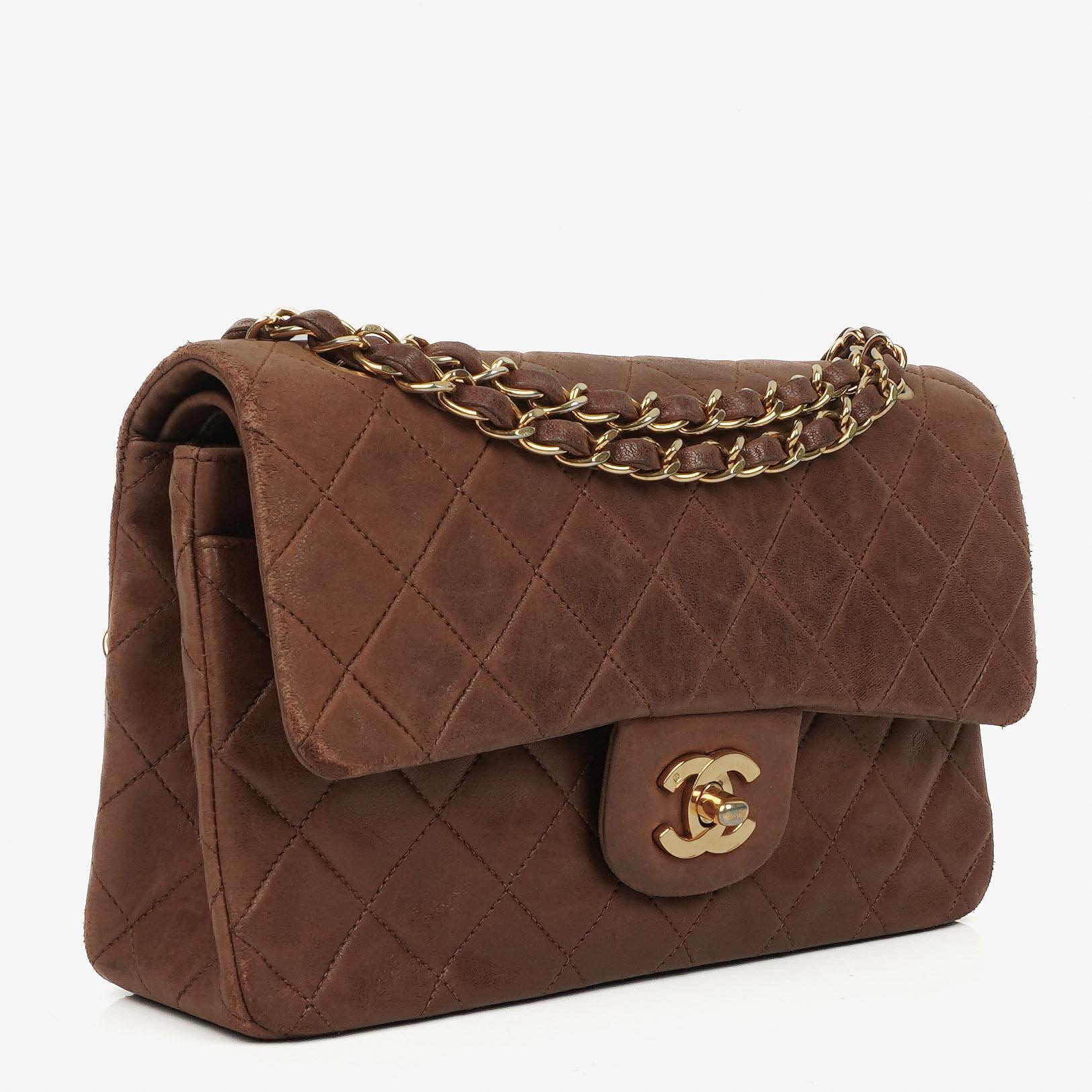Chanel Kleine Classic Double Flap Bag aus braunem gestepptem Lammleder mit 24K vergoldeten Beschlägen