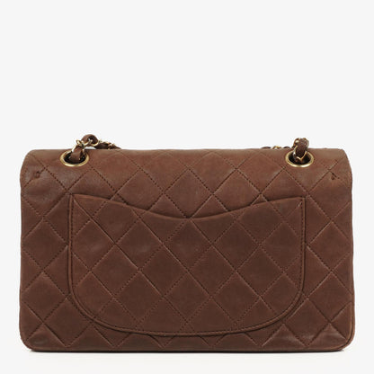 Chanel Kleine Classic Double Flap Bag aus braunem gestepptem Lammleder mit 24K vergoldeten Beschlägen
