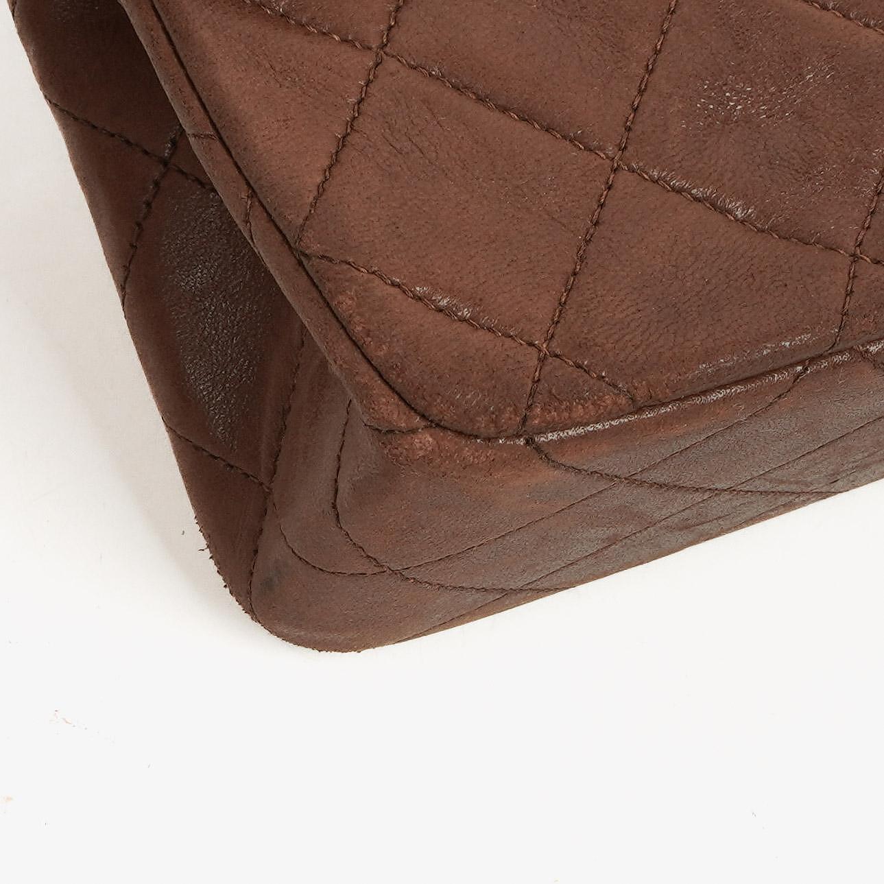 Chanel Kleine Classic Double Flap Bag aus braunem gestepptem Lammleder mit 24K vergoldeten Beschlägen