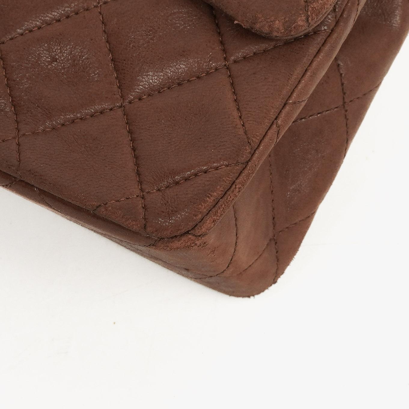 Chanel Kleine Classic Double Flap Bag aus braunem gestepptem Lammleder mit 24K vergoldeten Beschlägen