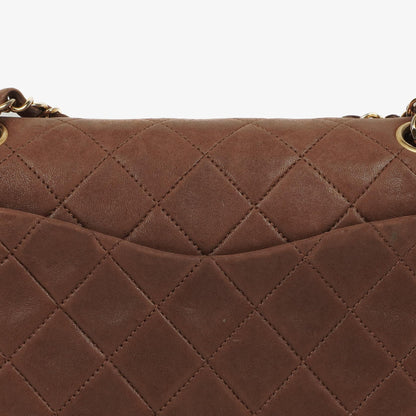 Chanel Kleine Classic Double Flap Bag aus braunem gestepptem Lammleder mit 24K vergoldeten Beschlägen