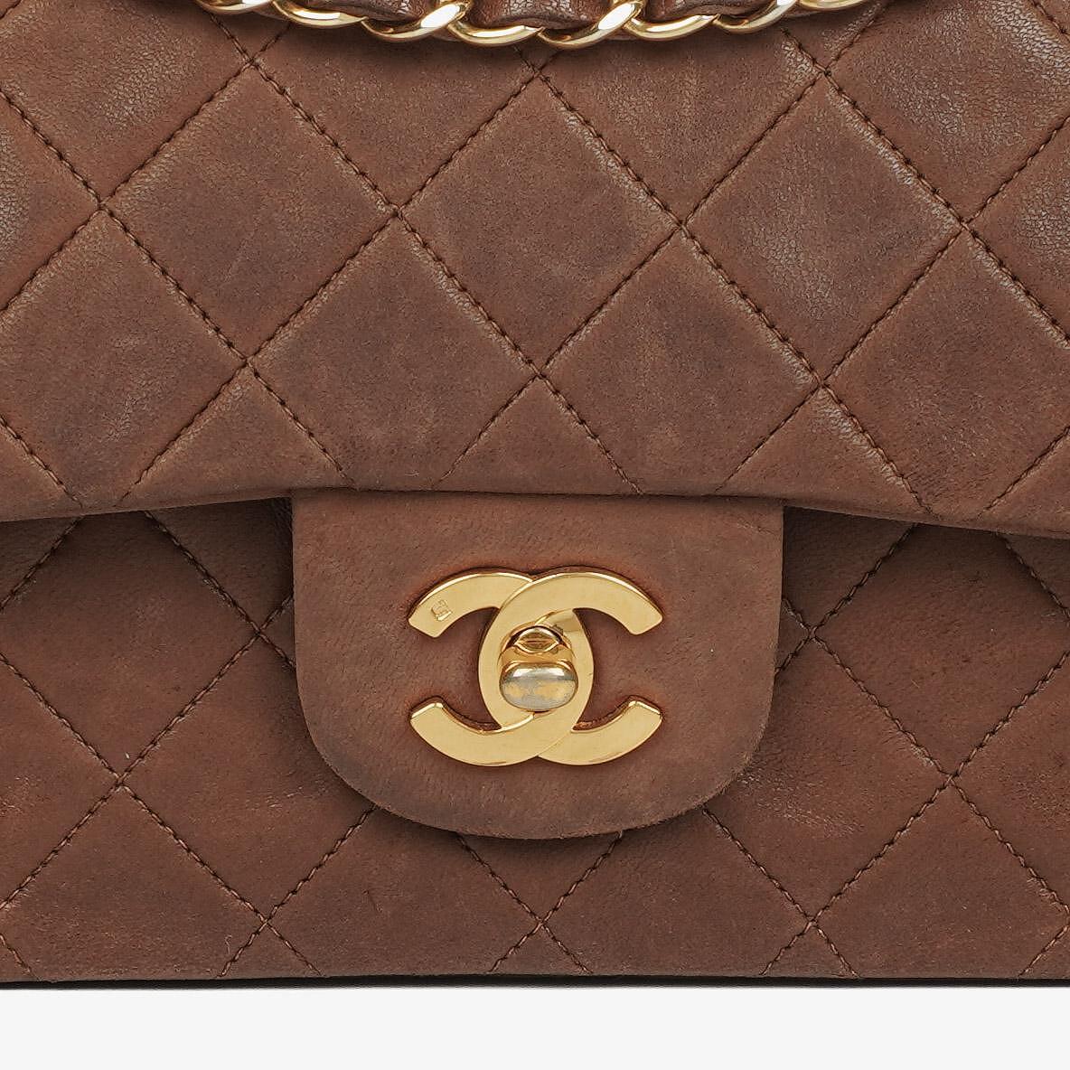 Chanel Kleine Classic Double Flap Bag aus braunem gestepptem Lammleder mit 24K vergoldeten Beschlägen
