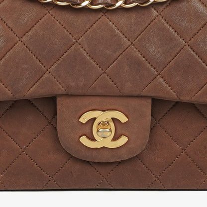 Chanel Kleine Classic Double Flap Bag aus braunem gestepptem Lammleder mit 24K vergoldeten Beschlägen