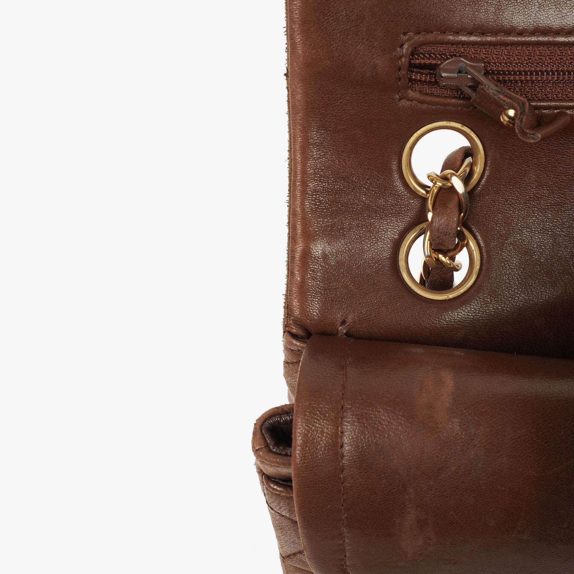Chanel Kleine Classic Double Flap Bag aus braunem gestepptem Lammleder mit 24K vergoldeten Beschlägen