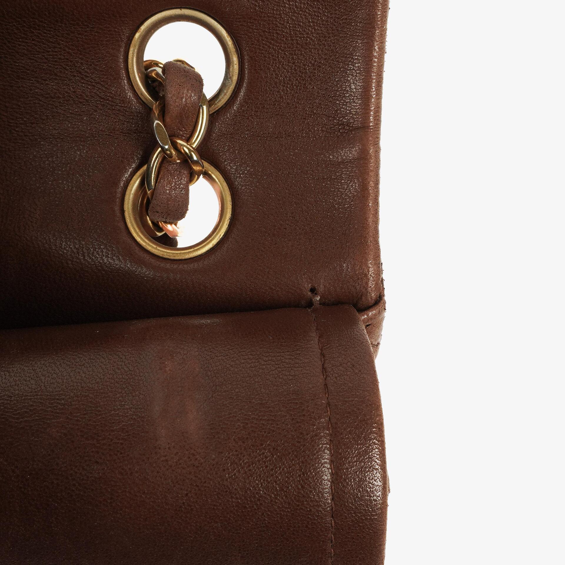 Chanel Kleine Classic Double Flap Bag aus braunem gestepptem Lammleder mit 24K vergoldeten Beschlägen