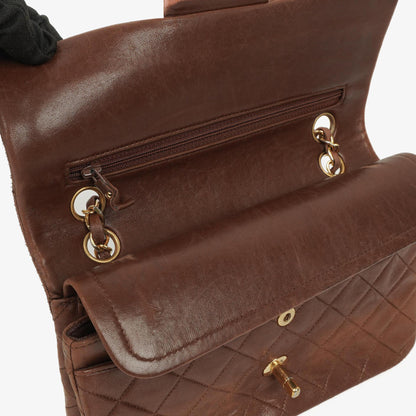 Chanel Kleine Classic Double Flap Bag aus braunem gestepptem Lammleder mit 24K vergoldeten Beschlägen