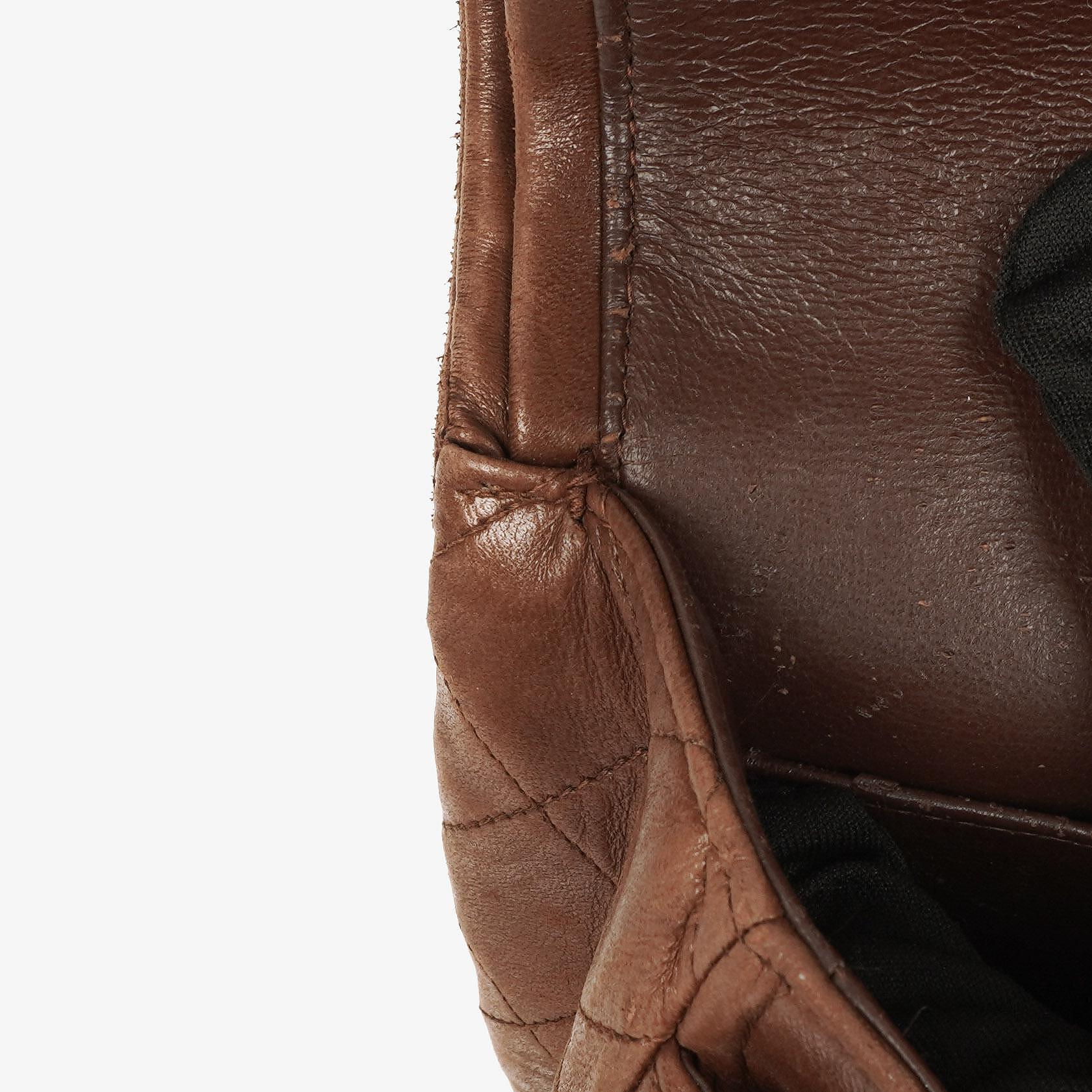 Chanel Kleine Classic Double Flap Bag aus braunem gestepptem Lammleder mit 24K vergoldeten Beschlägen