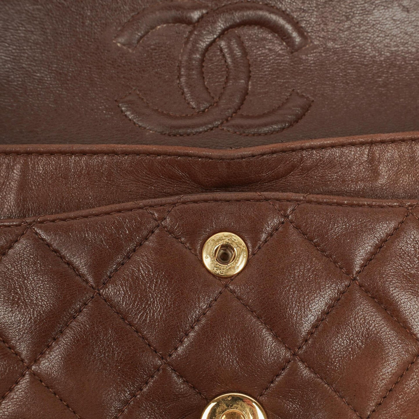 Chanel Kleine Classic Double Flap Bag aus braunem gestepptem Lammleder mit 24K vergoldeten Beschlägen
