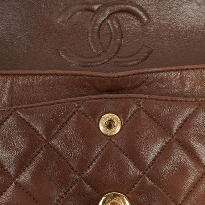 Chanel Kleine Classic Double Flap Bag aus braunem gestepptem Lammleder mit 24K vergoldeten Beschlägen