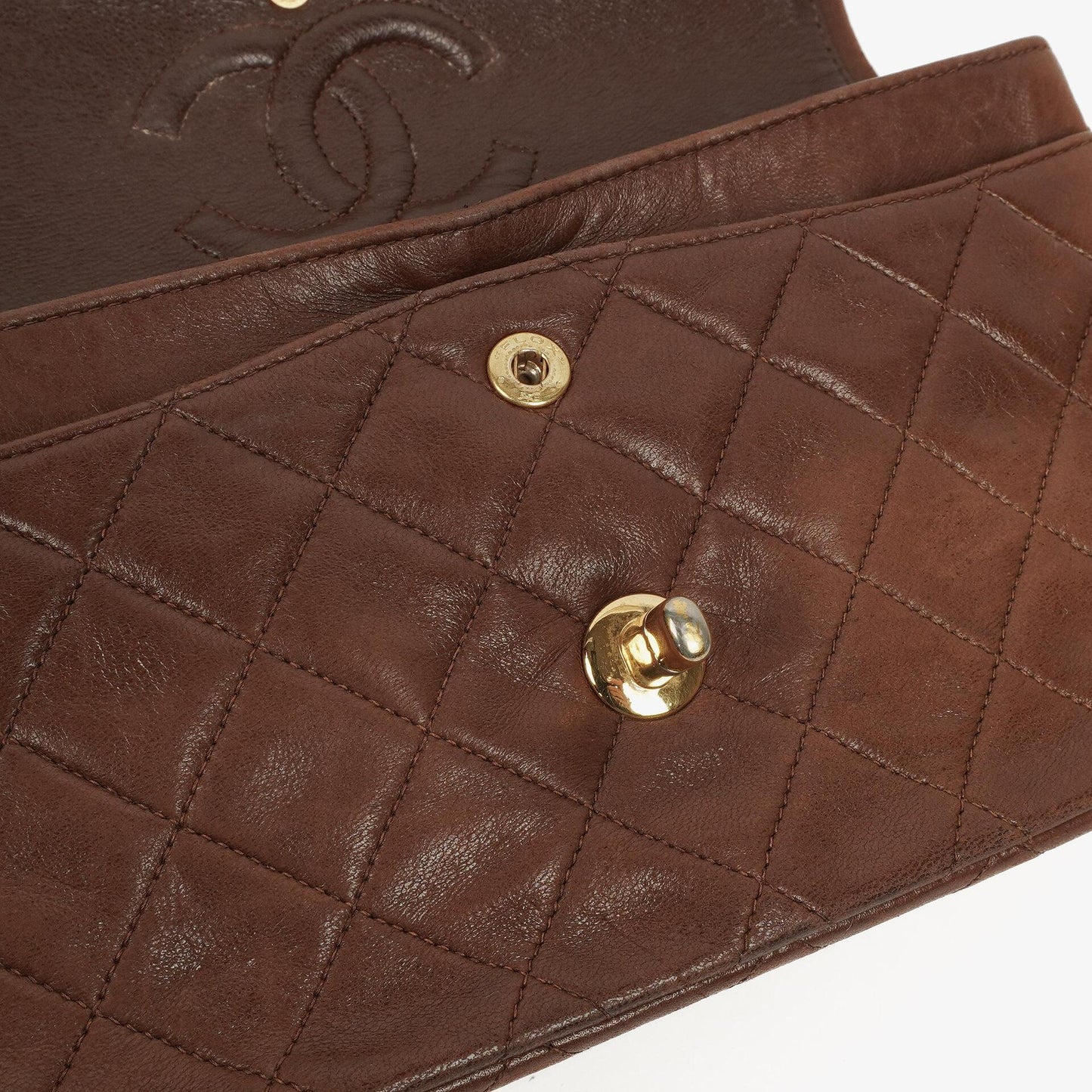 Chanel Kleine Classic Double Flap Bag aus braunem gestepptem Lammleder mit 24K vergoldeten Beschlägen