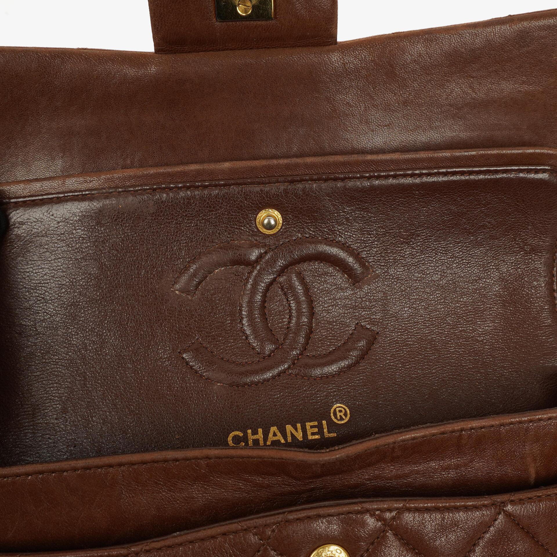 Chanel Kleine Classic Double Flap Bag aus braunem gestepptem Lammleder mit 24K vergoldeten Beschlägen