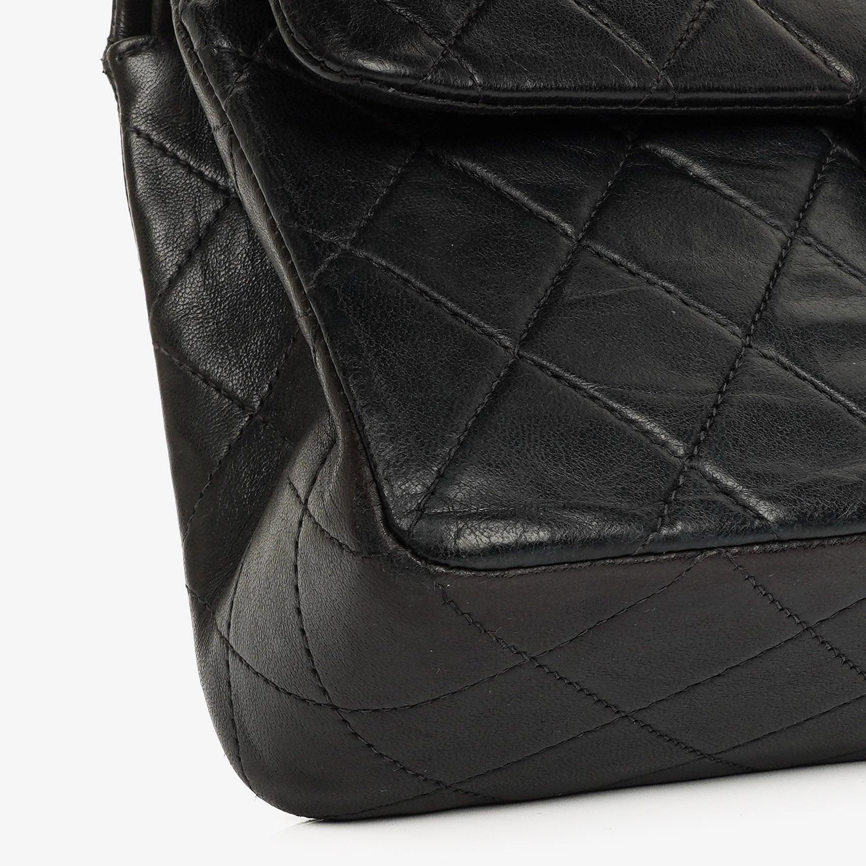 Chanel Kleine Classic Doppelklapp Tasche Schwarz Stepp Lammleder 24K Gold Beschläge Vintage