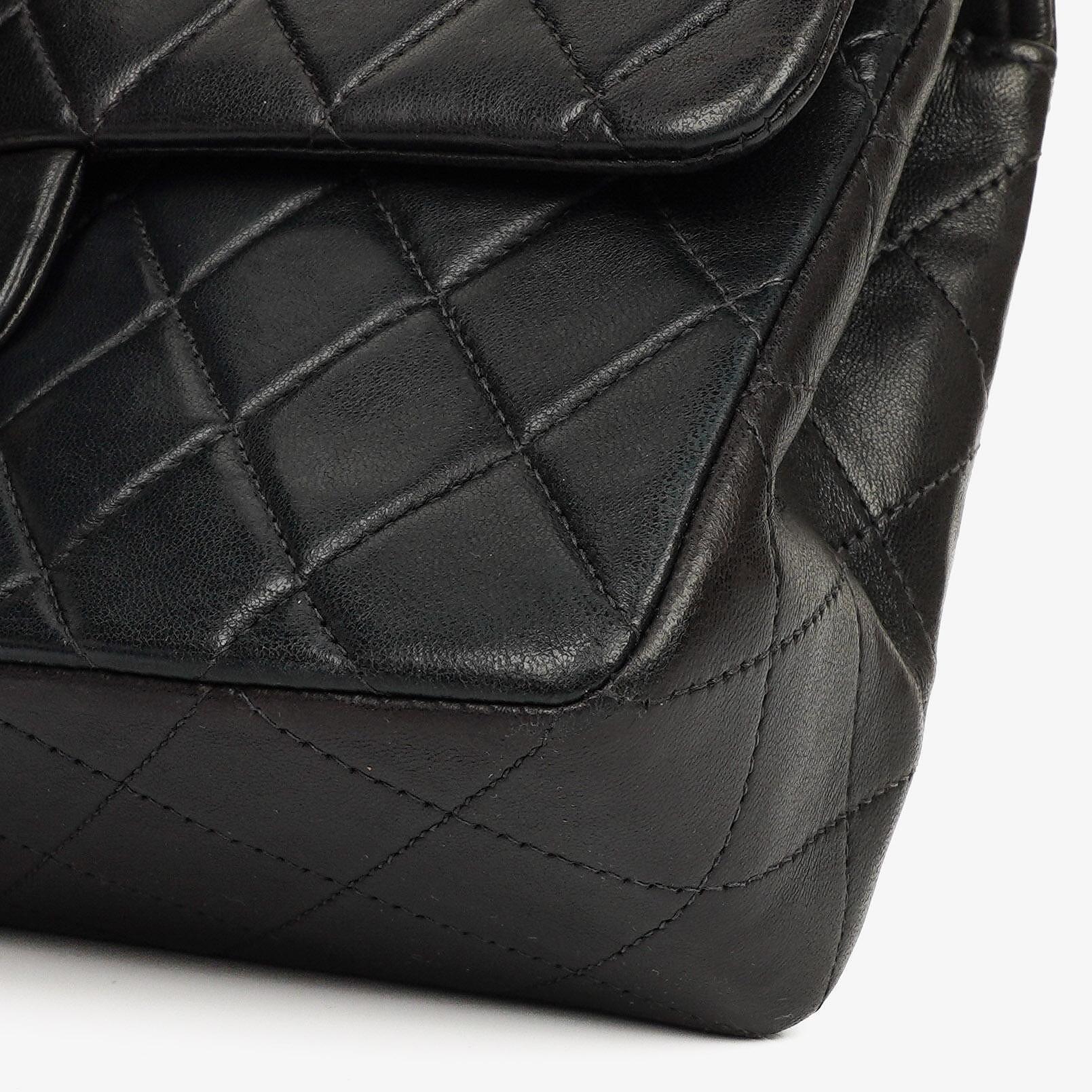 Chanel Kleine Classic Doppelklapp Tasche Schwarz Stepp Lammleder 24K Gold Beschläge Vintage