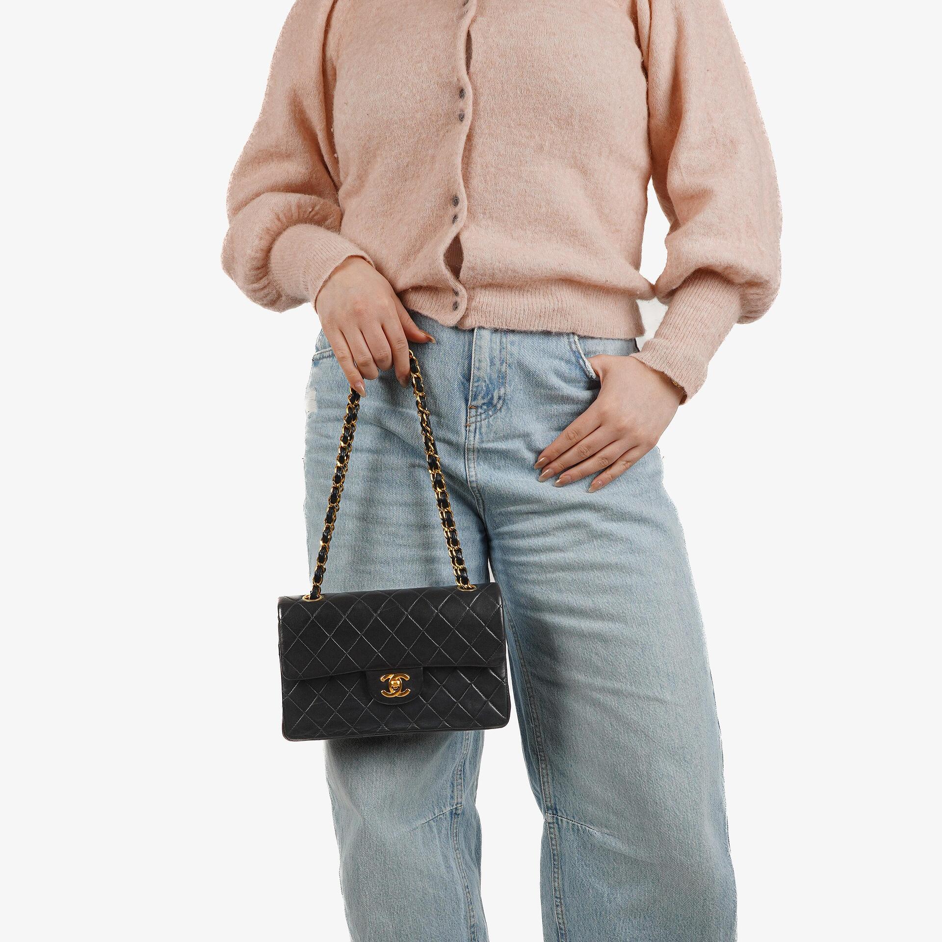 Chanel Kleine Classic Doppelklapp Tasche Schwarz Stepp Lammleder 24K Gold Beschläge Vintage