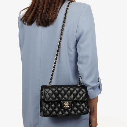 Chanel Small Classic Double Flap Tasche aus schwarzem gestepptem Lammleder