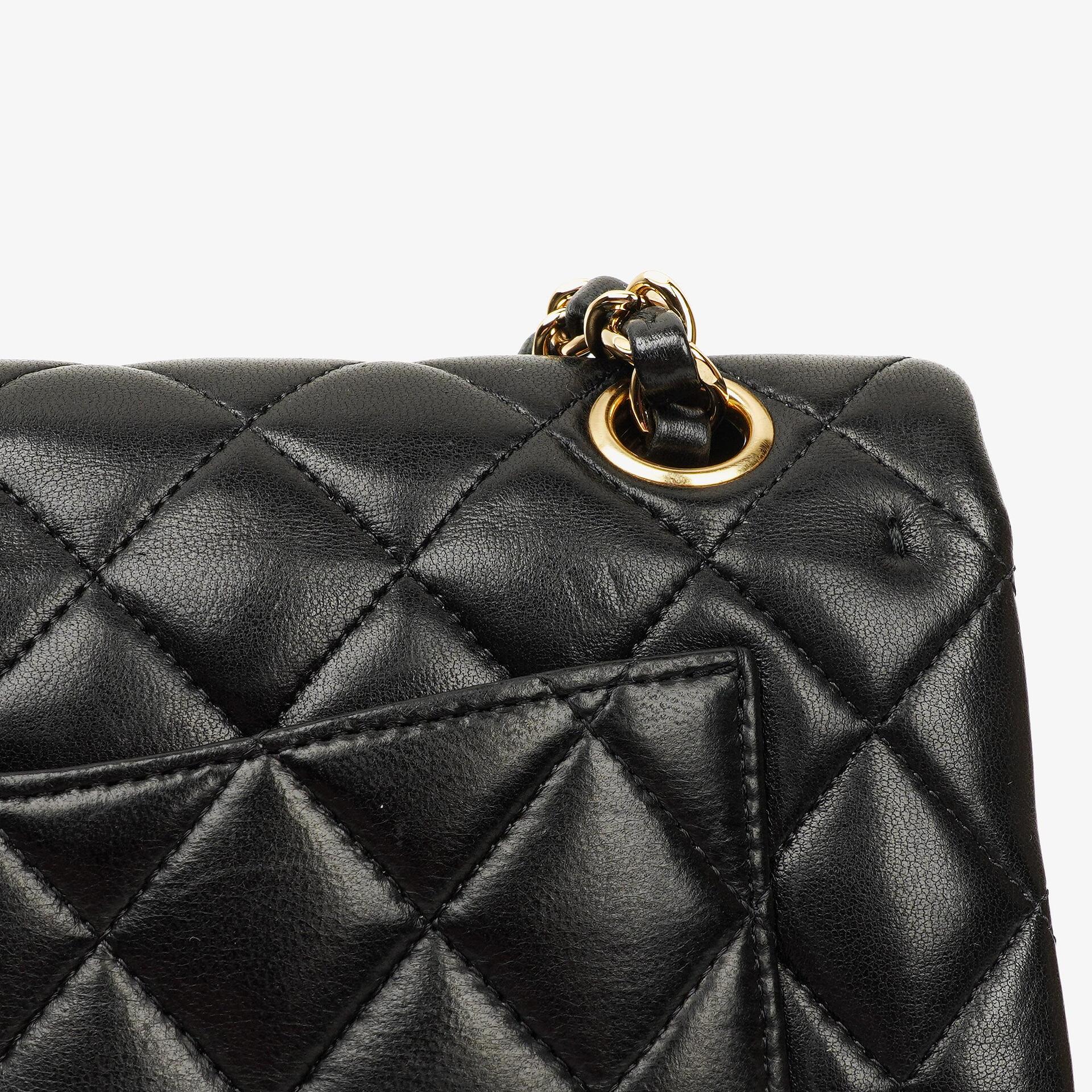 Chanel Small Classic Double Flap Tasche aus schwarzem gestepptem Lammleder