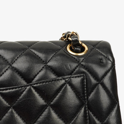 Chanel Small Classic Double Flap Tasche aus schwarzem gestepptem Lammleder
