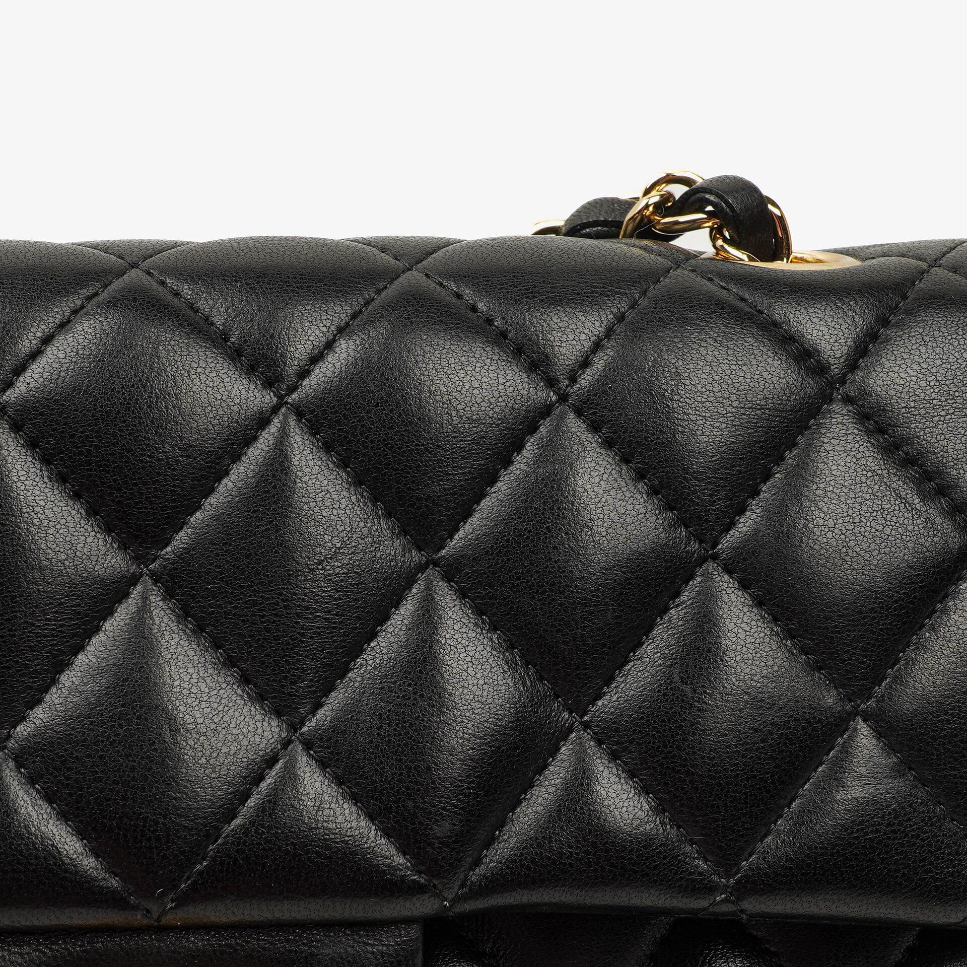 Chanel Small Classic Double Flap Tasche aus schwarzem gestepptem Lammleder