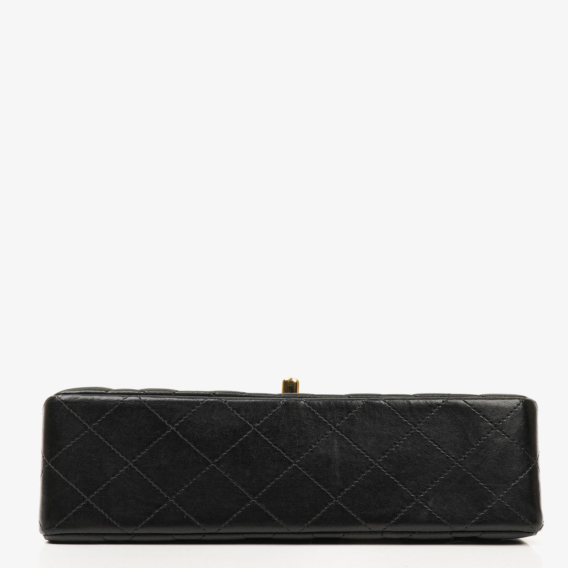 Chanel Small Classic Double Flap Tasche aus schwarzem gestepptem Lammleder