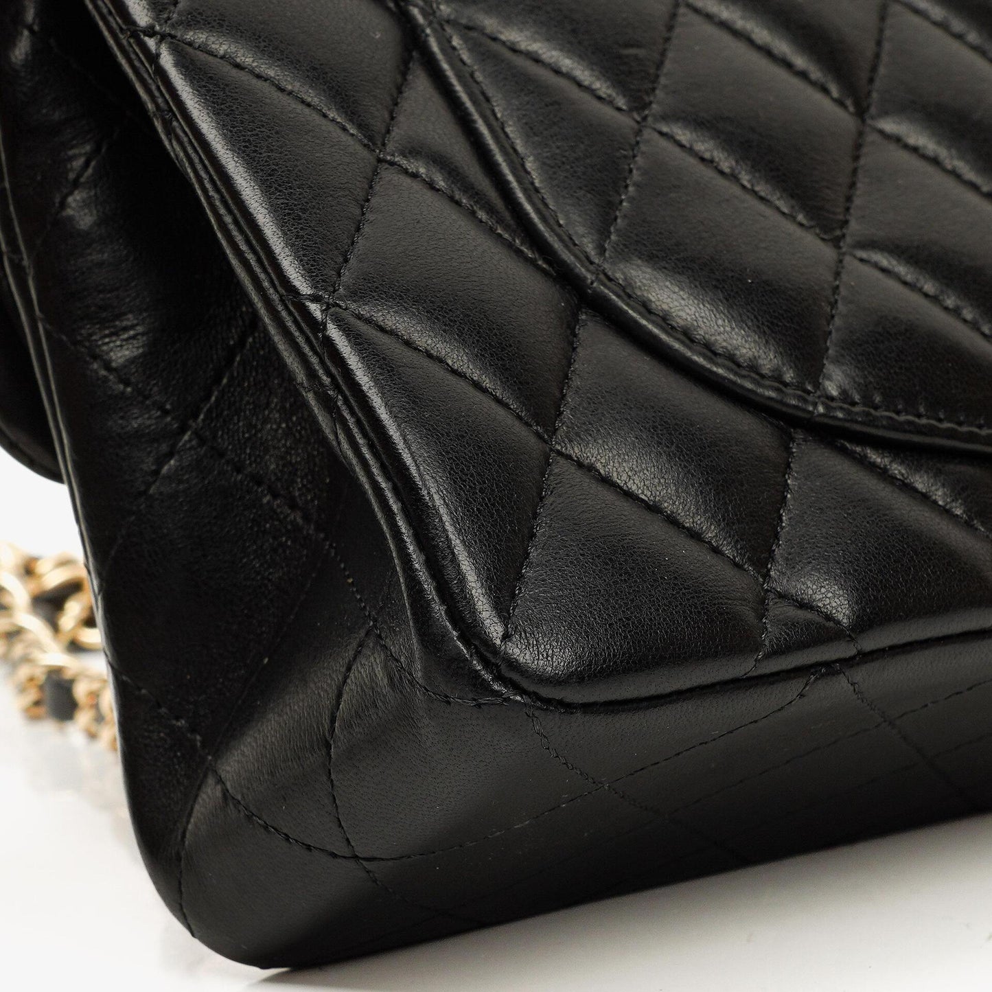 Chanel Small Classic Double Flap Tasche aus schwarzem gestepptem Lammleder