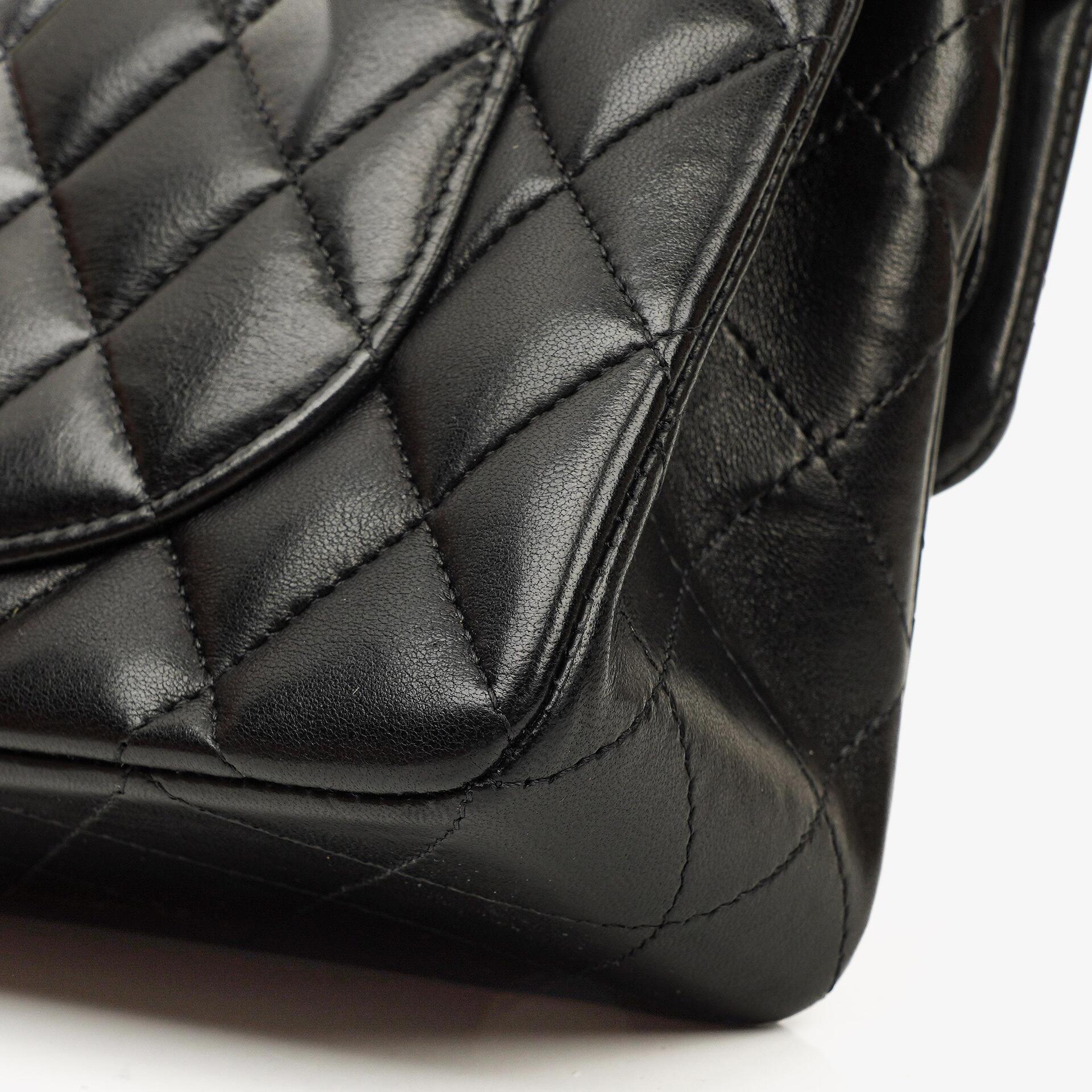 Chanel Small Classic Double Flap Tasche aus schwarzem gestepptem Lammleder